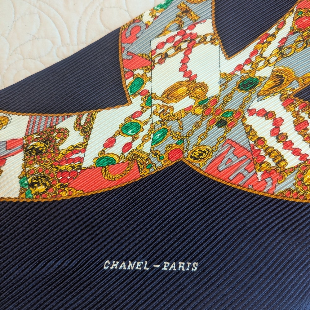 Vintage CHANEL – PARIS Pleated Silk Scarf | Rare 1980s Jewelry Chain Logo Print - Picture 2 of 9